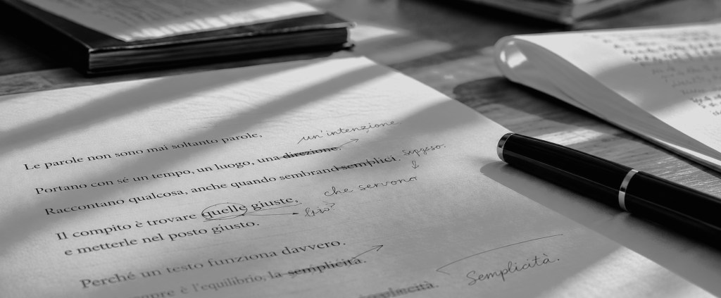 Pagina con testo stampato, correzioni a mano e penna durante il lavoro sulle parole