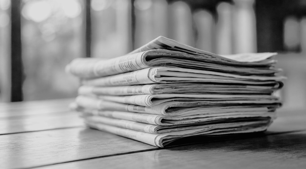 Giornali impilati su un tavolo